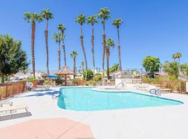 Desert Breezes Resort 2 Bedroom Apartment with Resort Access, ξενοδοχείο σε Palm Desert Country