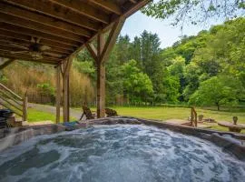Cabin on the New River with Easy Steps to the River,Hot Tub, Fire Pit
