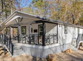 Cozy Cabin with Hot Tub, Deck & BBQ, hotel a Broken Bow