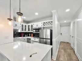 Calm-Haven 1BR Apt 22F Near Mart and Free Parking