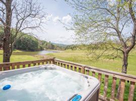Kapena Escape on the Lake- Views, Hot Tub, Nearby River Access, hotel in Wagoner