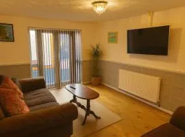 Cosy 3 Bed House, Decked Garden, Free Parking