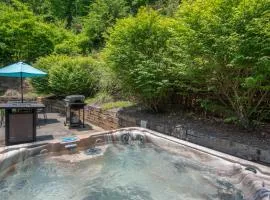Log Cabin between Boone & J - Hot Tub - Private - Gas Fireplace - One Level