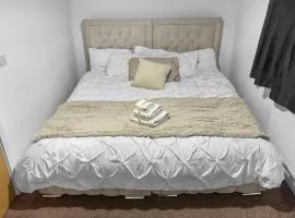 Comfy riverside double room in Manchester with breakfast included