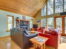 2 Min to Hiking Cabin with Deck in Angel Fire โรงแรมในแองเจิลไฟร์