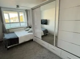 Private Room with King Size Bed, TV and Shared Bathroom