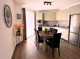 New 3BR Apt-AC-Wi-Fi-Kitchen 4 mins away from airport