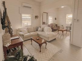 Oakmore Cottage Charming Queenslander - Central location, βίλα σε Bundaberg