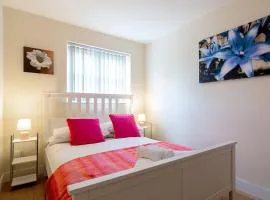2 bedroom Large Town Centre Apartment FREE Parking