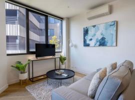 Chic Cosy 2BR Retreat with Rooftop Spa BBQ, hotel v Melbourne