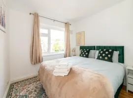 Berkshire Spacious 4-Bed Family & Free Parking