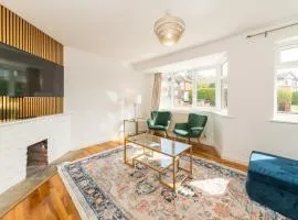 4 Beds Free Parking Fully Equipped Home