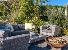 Waiheke Oasis - Your Summer Sanctuary