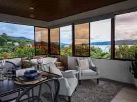 Volcano & Lake View Oasis with Scenic Tub, apartment in El Castillo de La Fortuna