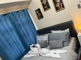 Bayfront Suite at The Radiance Manila Bay Near Airport, PICC, MOA, OKADA, Pet Friendly And Free Pool Access