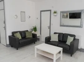 Convenient, Spacious Home, Local shops and Pubs