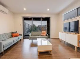Modern Family Retreat in Point Cook and Free Parking