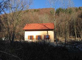 Holiday home Lokovec 31 - Rojčeva domačija, penginapan layan diri di Čepovan