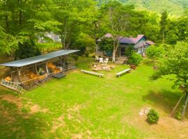 新緑の南伊豆焚き火の宿ノキロ, chalet de monta&ntilde;a en Minamiizu