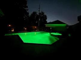 ROYCE mini-mansion with heated pool & spa Houston