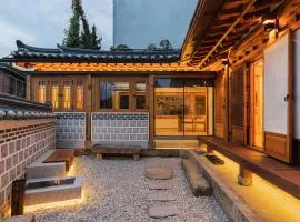 Luxury Hanok Seochon Stay
