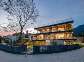Floral Luxury Jiuhua Mountain Above the Clouds B&B