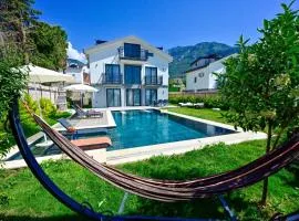 Aura luxury-Modern Stylish Central Holiday Villa For 6 Peeople
