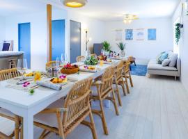 最大18名宿泊OK 百名ビーチまで車で5分 海が見えるバルコニーでBBQ 南城市大型ヴィラ ReLa百名, hotel en Nanjō