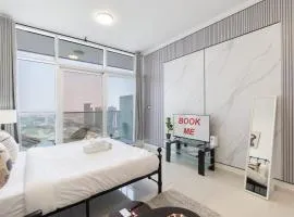 StayShort - Damac Hills sleeps 2 with Private Balcony