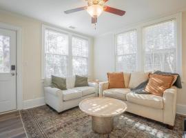 Classic City Apartment w Firepit，位于阿森斯的酒店