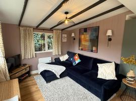 Robins' Rest - 22 Caer Beris Luxury Lodge Park NEW Sleeps 6 Riverside Reteat, cabin nghỉ dưỡng ở Builth Wells