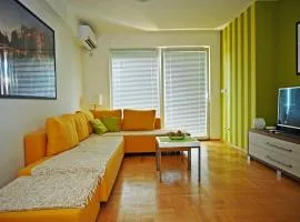 Lihnidos Home, Lake View, Modern 1BR Apartment, AC