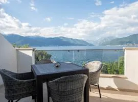 Seafront modern apartment