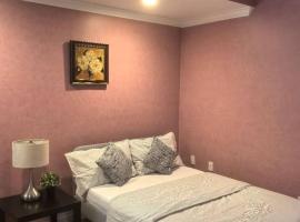 Charming Retreat on Cypress St Rooms with share living space, quarto em acomodação popular em Vancouver