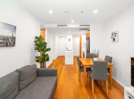 Modern 2Br Ground Level City Retreat with Parking, Hotel in Braddon