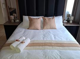 Mountain View Self-Catering Accommodation，位于哈特比斯普特的带停车场的酒店