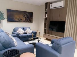 شقة فاخرة واسعة بصالة معيشة و غرفتي نوم ومطبخ, Hotel in Riad