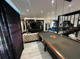 Heathrow Large House with Driveway, Hot tub and Garden
