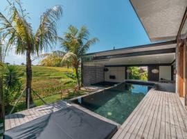 Ricefield view 3BR designer Villa 1 min from beach, hotel em Mengwi