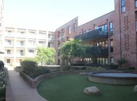 Modern 2-Bedroom Flat with Balcony