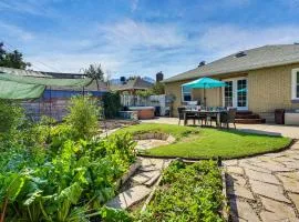 Near Hiking, Dining and Parks! Sunny SLC Retreat