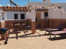 El ático de la Cañada con terraza solarium, hotel i Frigiliana