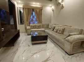 Sweet Home Society, hotel com estacionamento em Karachi