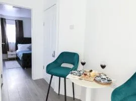 4 Guests - 2 Bedrooms - City Escape Retreat
