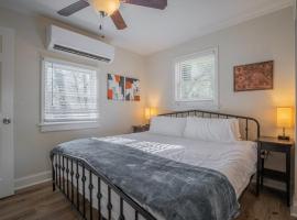 Caras Cottage - 2 miles from Sanford Stadium, hotel i Athens