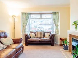 Spacious & Bright 2 Bed Home in Swindon w Parking