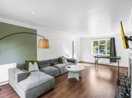 Free secure parking - Substantial Detached 5Bedroom House - Hosted by StaySejour