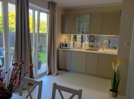 Deluxe Apartament z kuchnią i parkingiem na wyłączność, hotel v destinaci Ciechanów