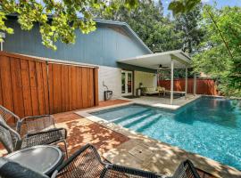 Stylish 3BR Home + Private Pool, hotel en Austin