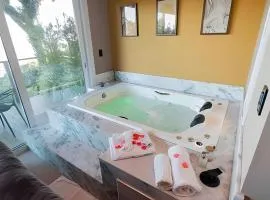 Cabana romântica com Jacuzzi ao lado de Gramado